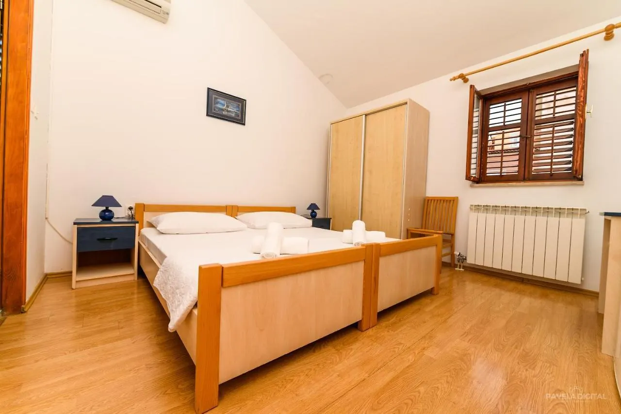 Pensión Sobe I Apartman Mareta Miholascica