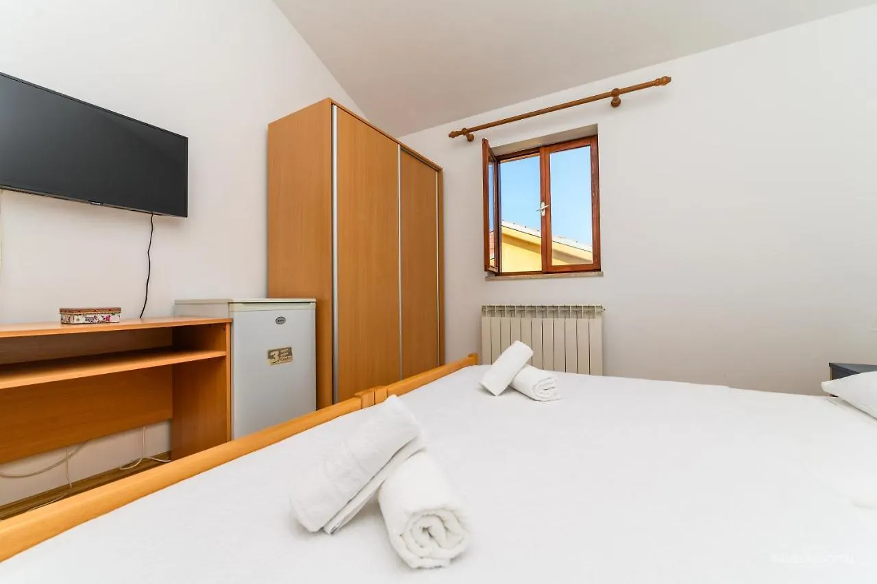 Pensión Sobe I Apartman Mareta Miholascica