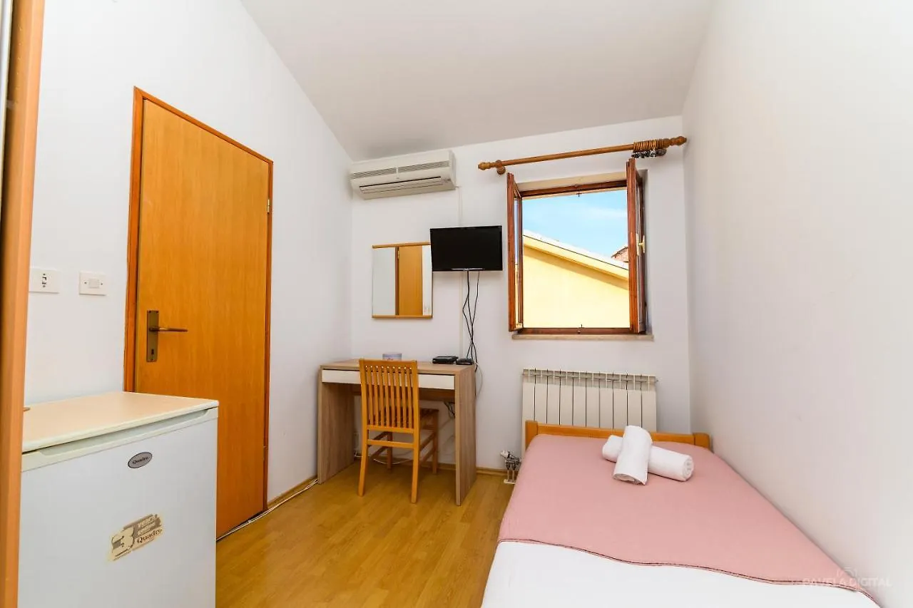 Sobe I Apartman Mareta Miholascica Guest house