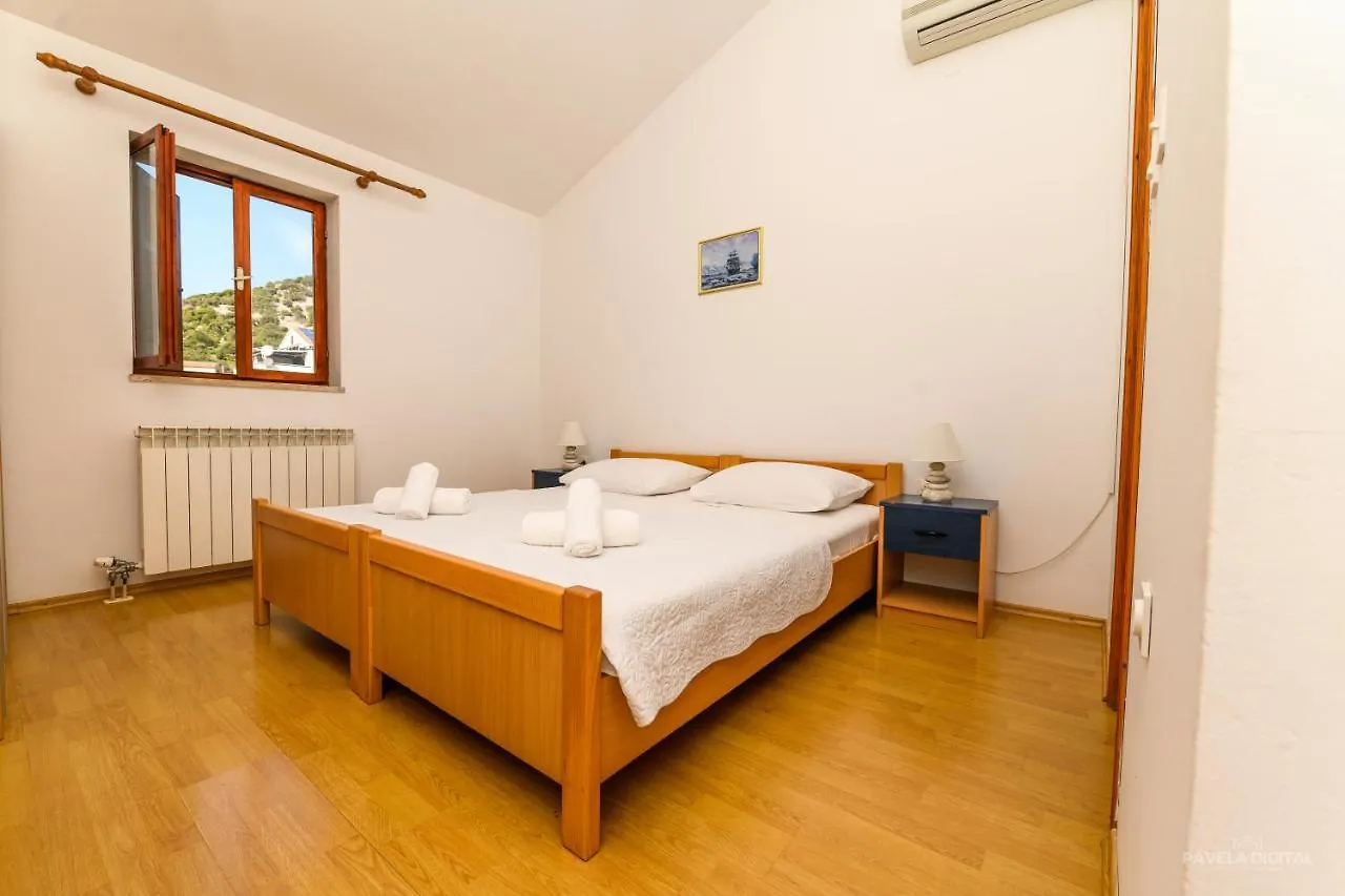 Sobe I Apartman Mareta Miholascica