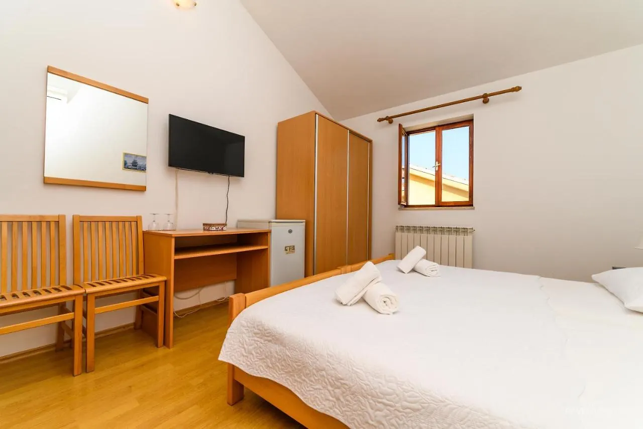 Guest house Sobe I Apartman Mareta Miholascica
